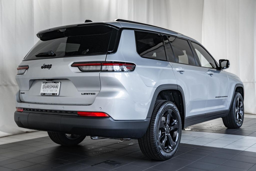 2025 Jeep Grand Cherokee Limited photo 3
