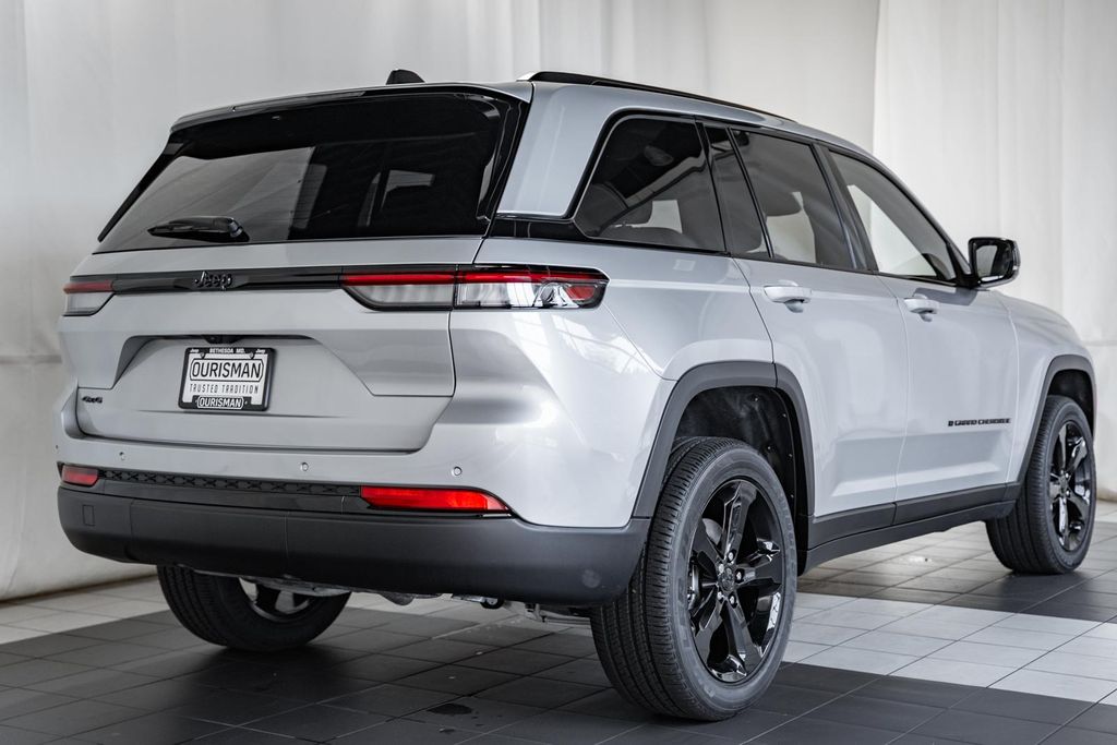 2025 Jeep Grand Cherokee Altitude X photo 2