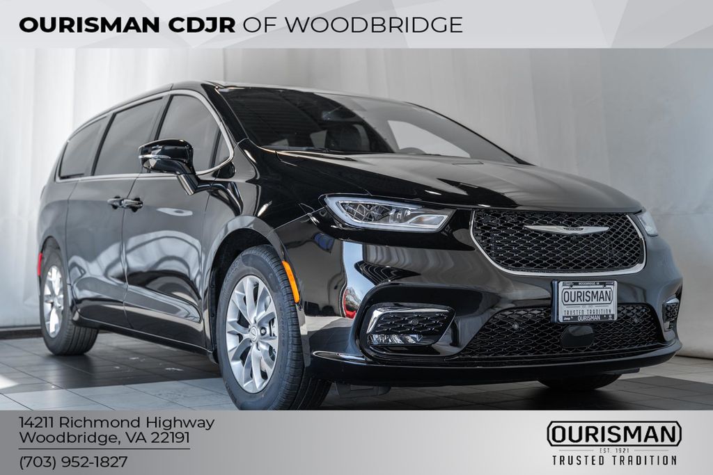 2026 Chrysler Pacifica Limited's photo