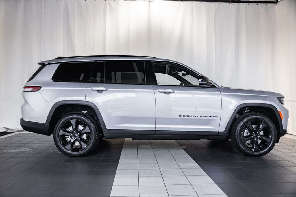 2025 Jeep Grand Cherokee Limited photo 3