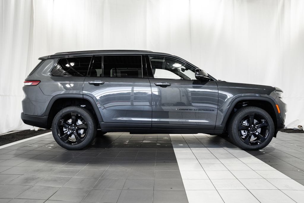 2025 Jeep Grand Cherokee Limited photo 3