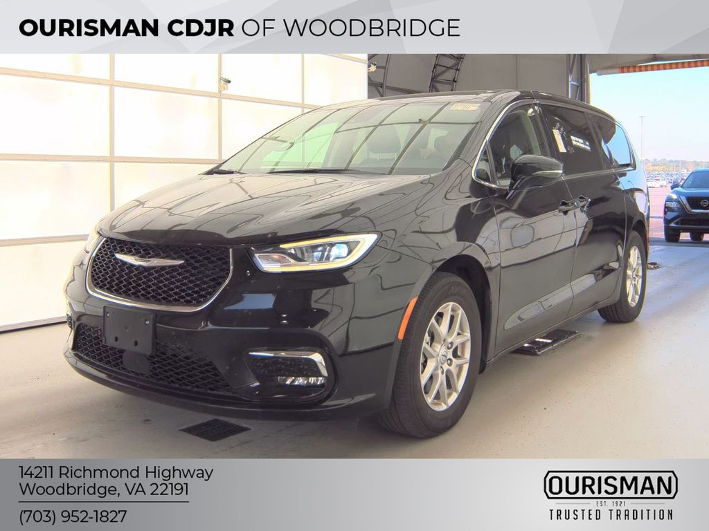2024 Chrysler Pacifica Touring L's photo