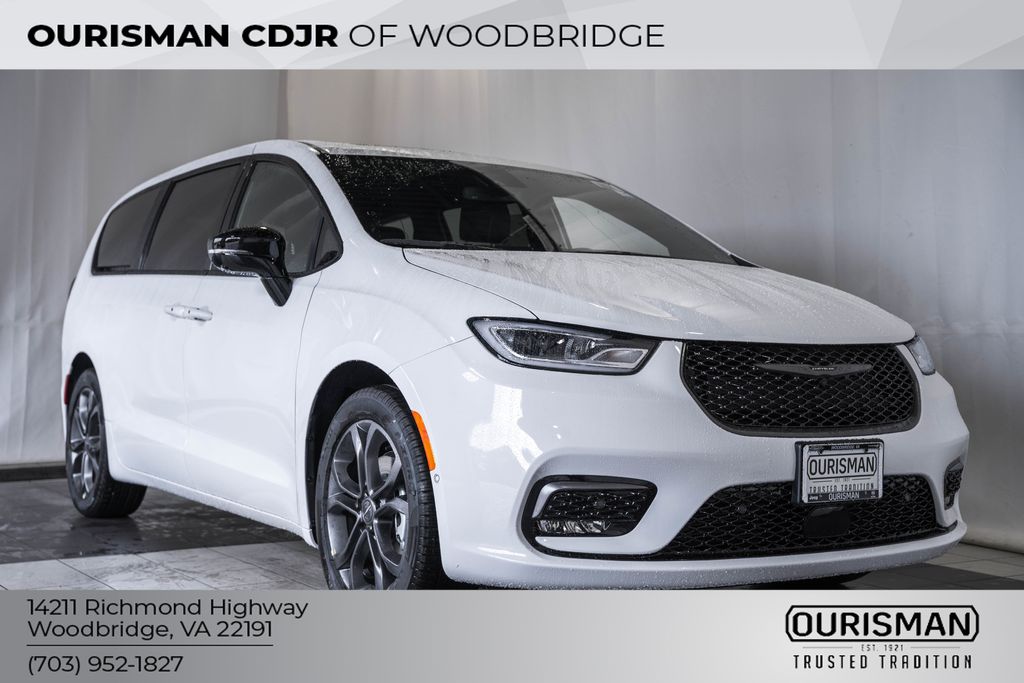 2026 Chrysler Pacifica Select's photo