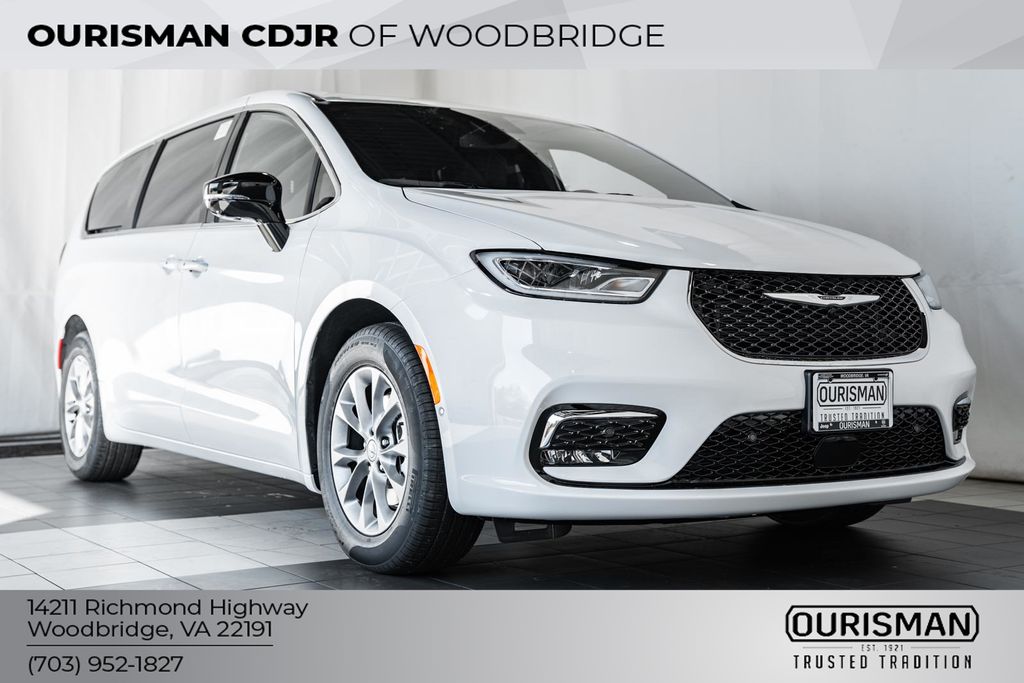 2026 Chrysler Pacifica Limited's photo