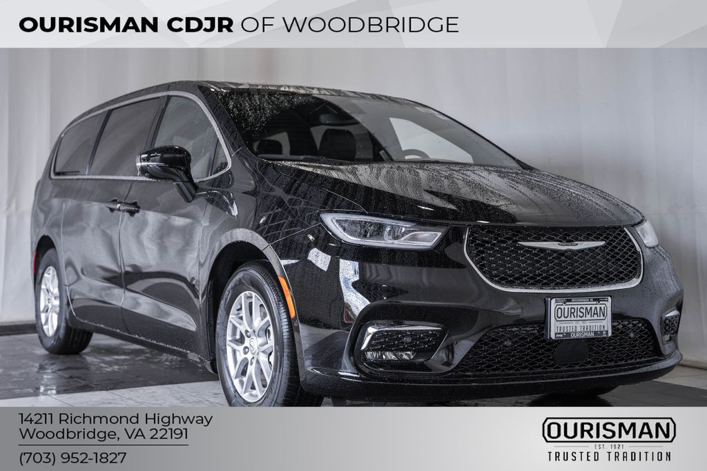 2026 Chrysler Pacifica Select's photo