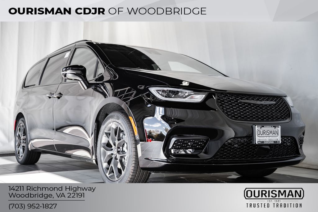 2026 Chrysler Pacifica Limited's photo