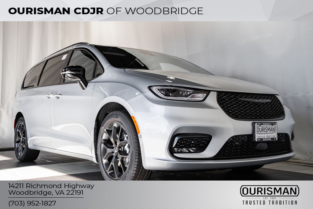 2026 Chrysler Pacifica Limited's photo