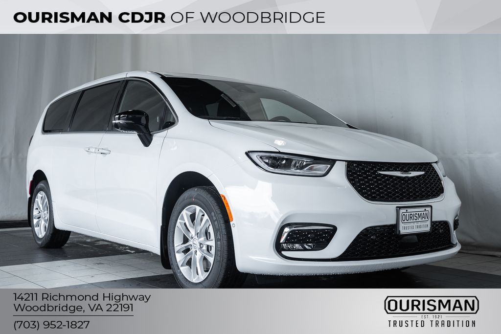2026 Chrysler Pacifica Select AWD's photo