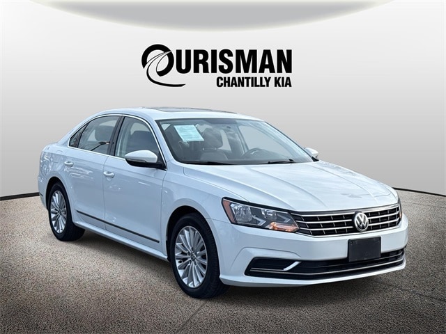 2017 Volkswagen Passat SE's photo