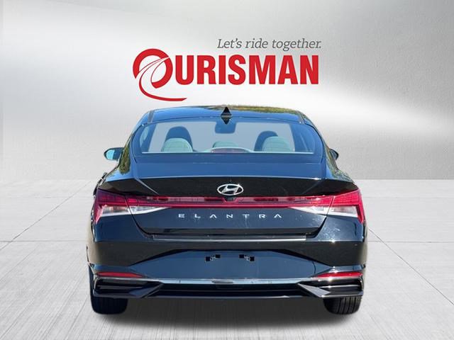 2022 Hyundai Elantra SEL photo 3