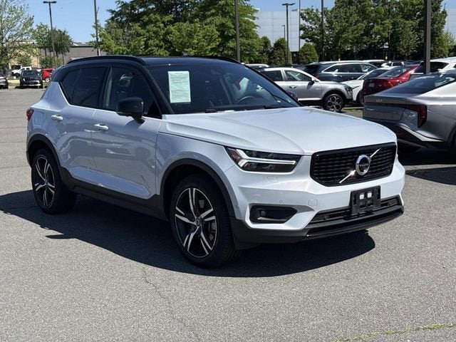 2020 Volvo XC40 T4 R-Design's photo