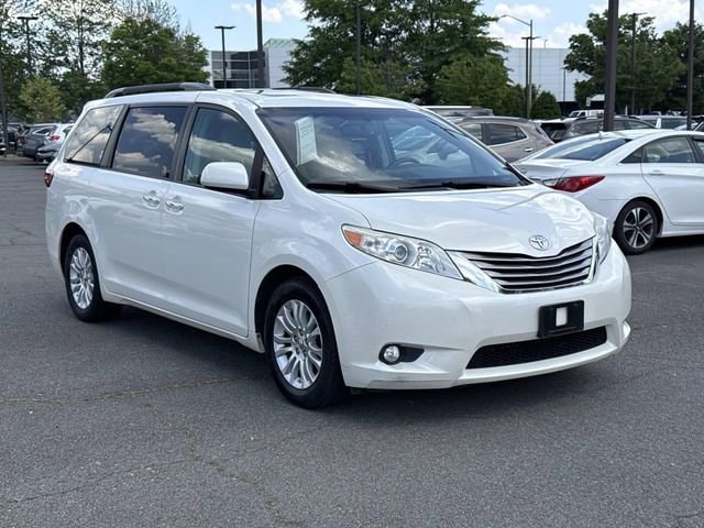 2017 Toyota Sienna XLE V6 8-Passenger's photo