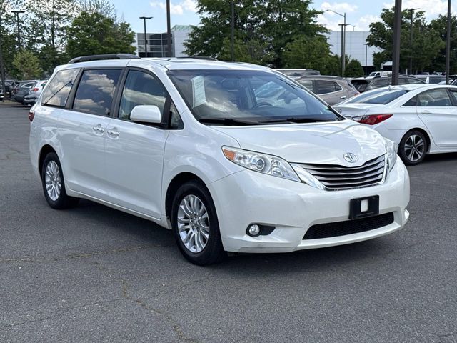 2017 Toyota Sienna XLE V6 8-Passenger's photo