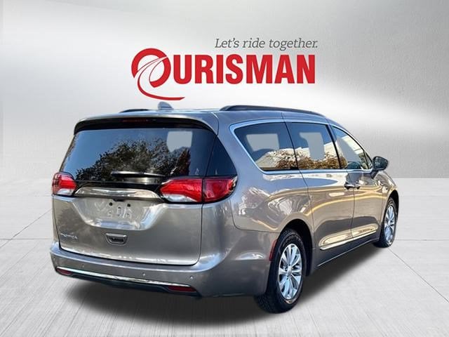 Used 2017 Chrysler Pacifica Touring-L with VIN 2C4RC1BG6HR576692 for sale in Chantilly, VA