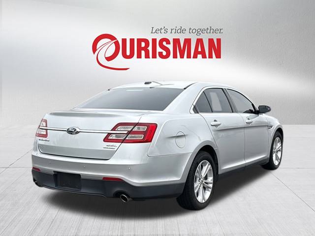 2016 Ford Taurus SEL photo 2