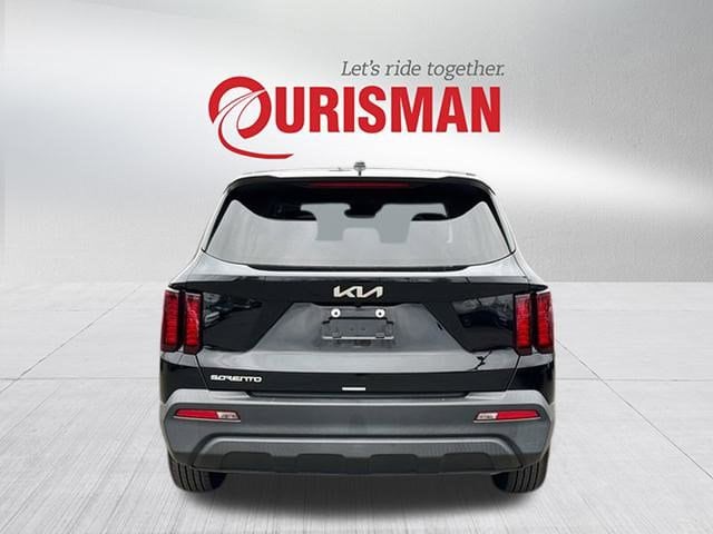 2023 Kia Sorento LX photo 2