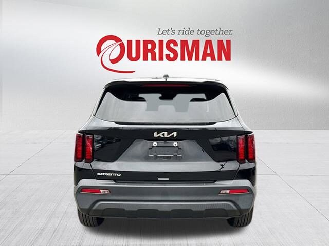 2023 Kia Sorento LX photo 2