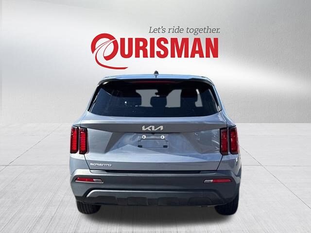 2023 Kia Sorento LX photo 2