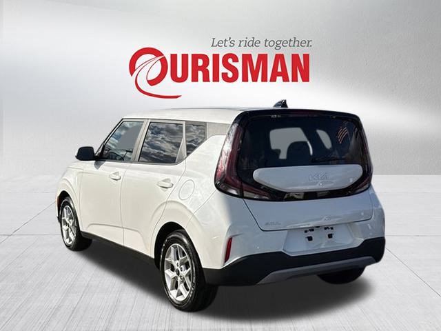 2023 Kia Soul LX photo 2