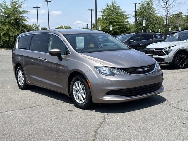 2017 Chrysler Pacifica Touring's photo