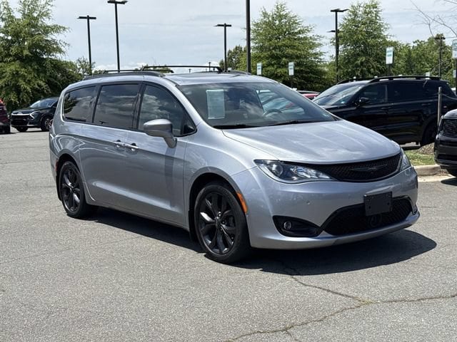 2020 Chrysler Pacifica Touring L Plus 35th Anniversary's photo