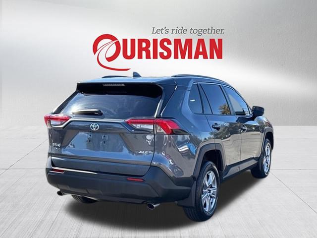 2022 Toyota RAV4 XLE photo 2