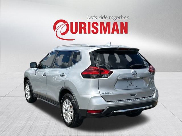 2017 Nissan Rogue SV photo 3