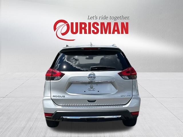 2017 Nissan Rogue SV photo 2