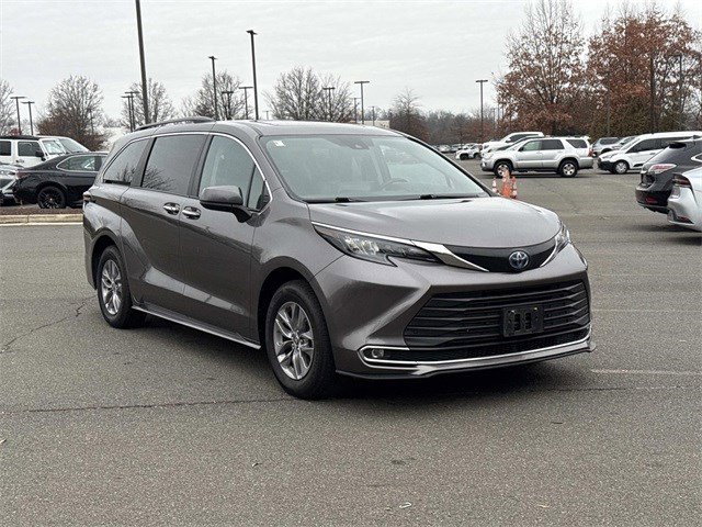 2024 Toyota Sienna XLE's photo