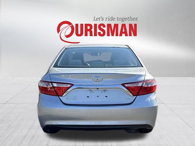 2016 Toyota Camry LE photo 3