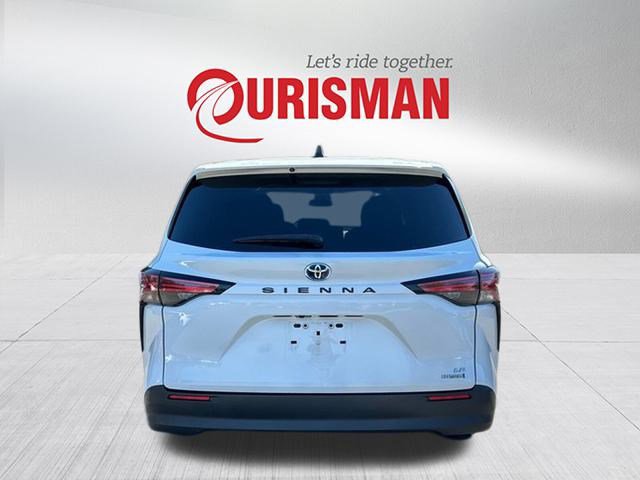 2022 Toyota Sienna LE photo 3