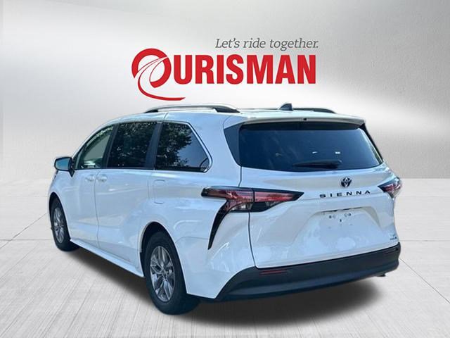 2022 Toyota Sienna LE photo 4