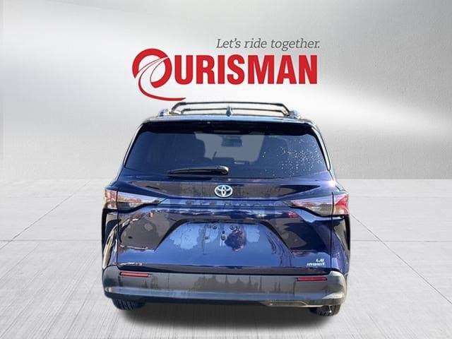 2024 Toyota Sienna LE photo 3