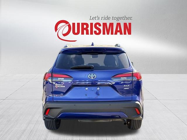 2024 Toyota Corolla Cross XLE photo 3