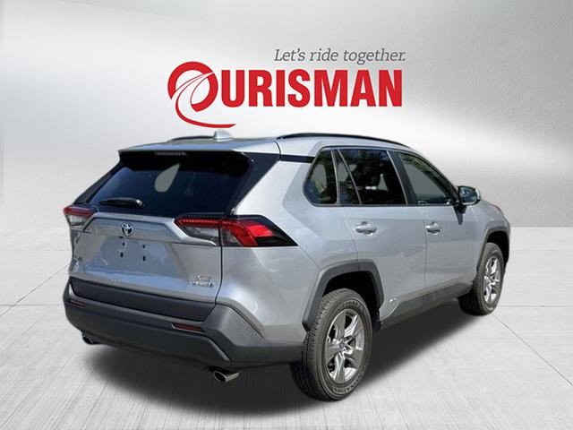 2022 Toyota RAV4 Hybrid XLE photo 2