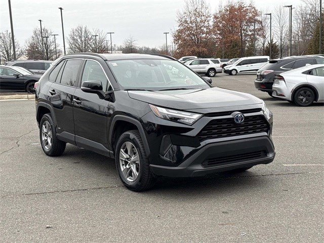 2024 Toyota RAV4 XLE's photo