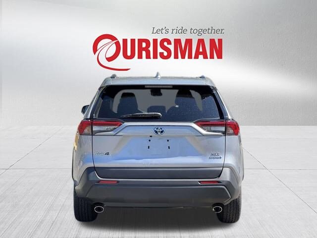 2022 Toyota RAV4 Hybrid XLE photo 3
