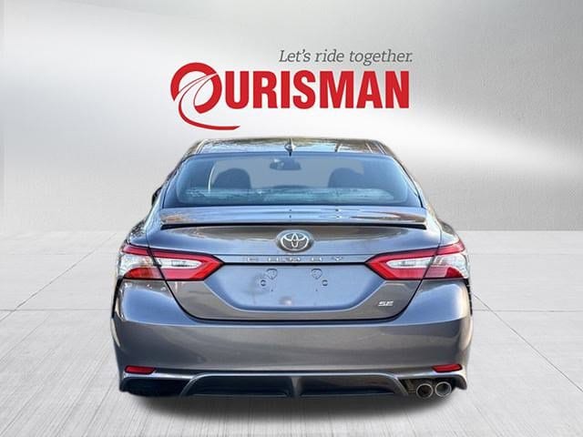 2020 Toyota Camry SE photo 3