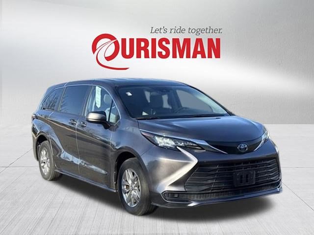 2022 Toyota Sienna LE's photo