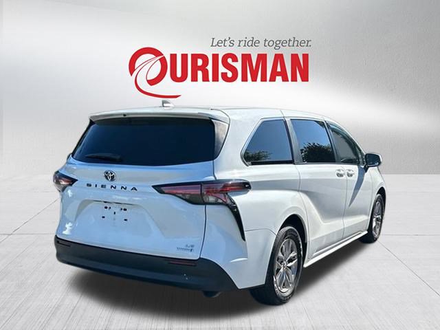 2022 Toyota Sienna LE photo 2