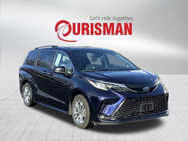 2022 Toyota Sienna XSE's photo