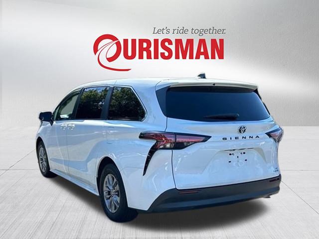 2022 Toyota Sienna LE photo 4