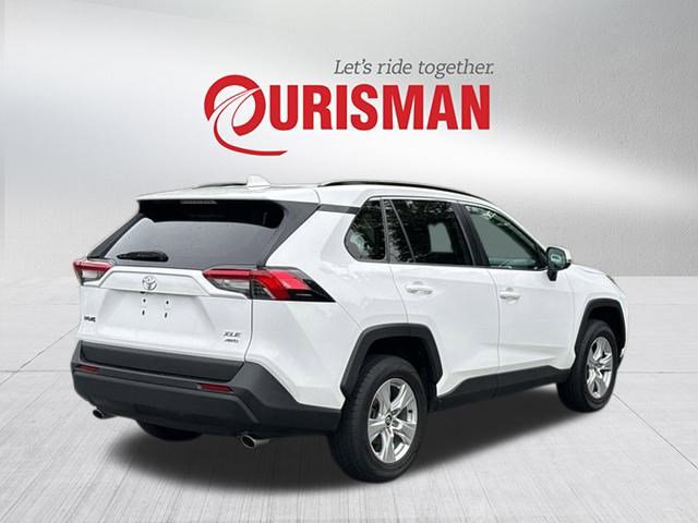 2021 Toyota RAV4 XLE photo 2