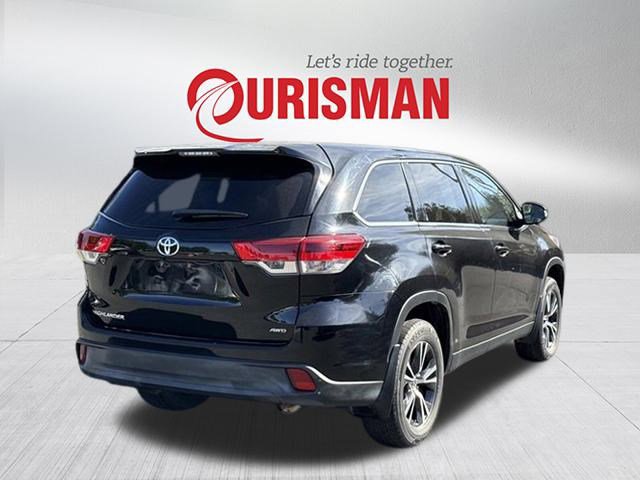 2019 Toyota Highlander LE photo 2