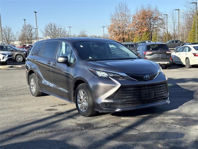 2022 Toyota Sienna LE's photo