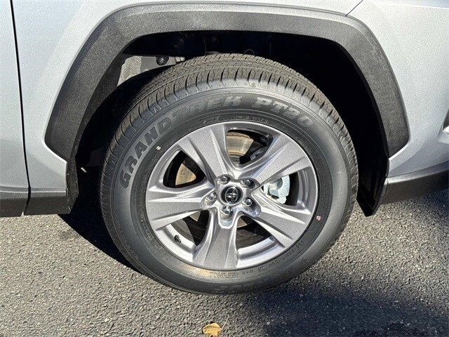 2025 Toyota RAV4 Hybrid XLE photo 3