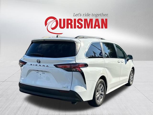 2022 Toyota Sienna LE photo 2