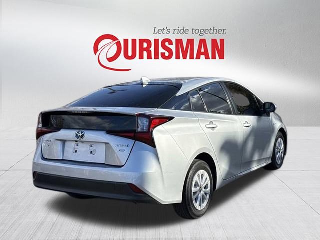 2020 Toyota Prius L photo 2