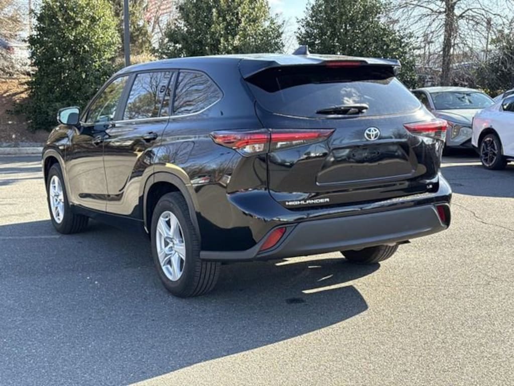 Used 2025 Toyota Highlander LE SUV