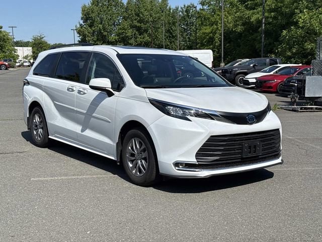 2024 Toyota Sienna XLE 7-Passenger Hybrid FWD's photo